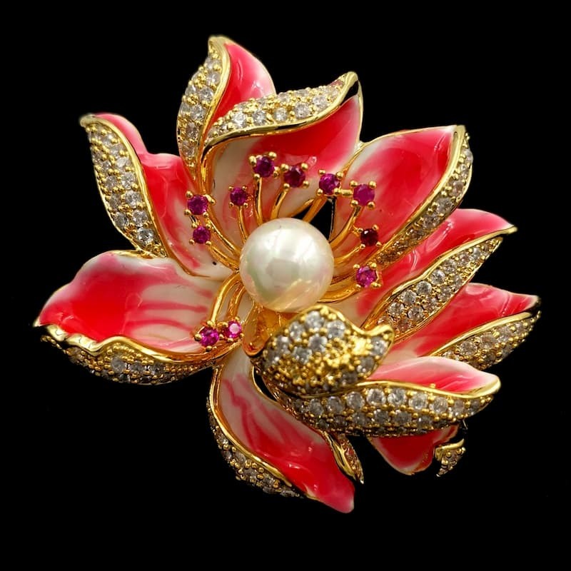 Broche flor de loto con perla y circonias