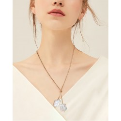 conjunto de collar y pendientes de perlas blancas