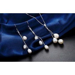 collares y aretes de perlas