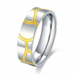 anillos de acero dorados y plateados